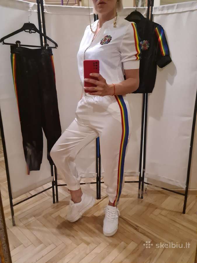 Sportinis moteriskas kostiumas