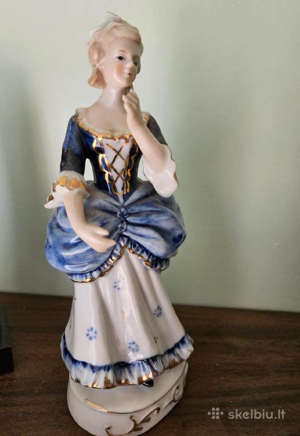 Statulėlė porcelianinė. Rūmų dama. Rokoko stiliaus
