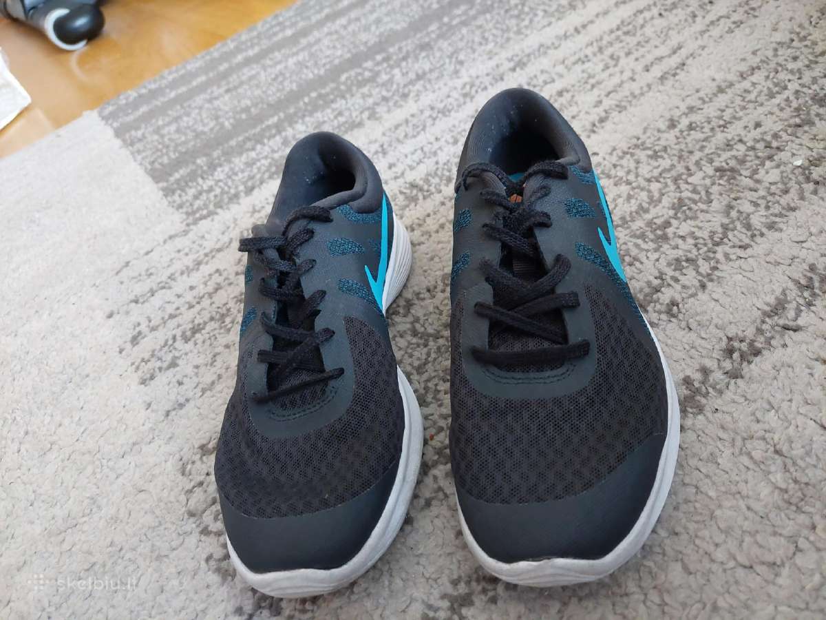 Parduodami nenaudoti Nike sportbačiai