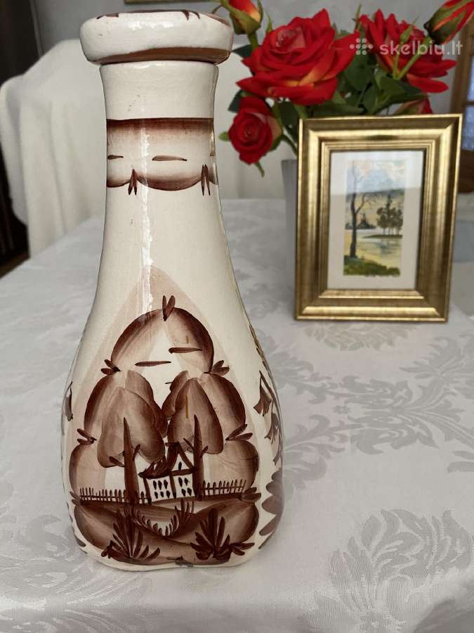 Keramikos vaza su dangteliu