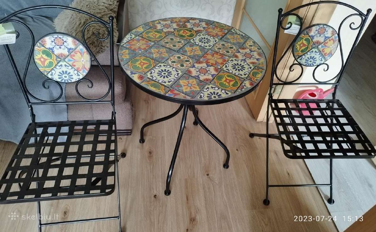 Parduodamas terasinis staliukas su 2 kedem