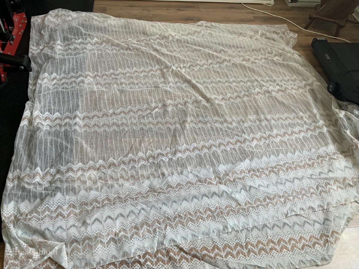 Balta užuolaida apie 350x200cm raštuota