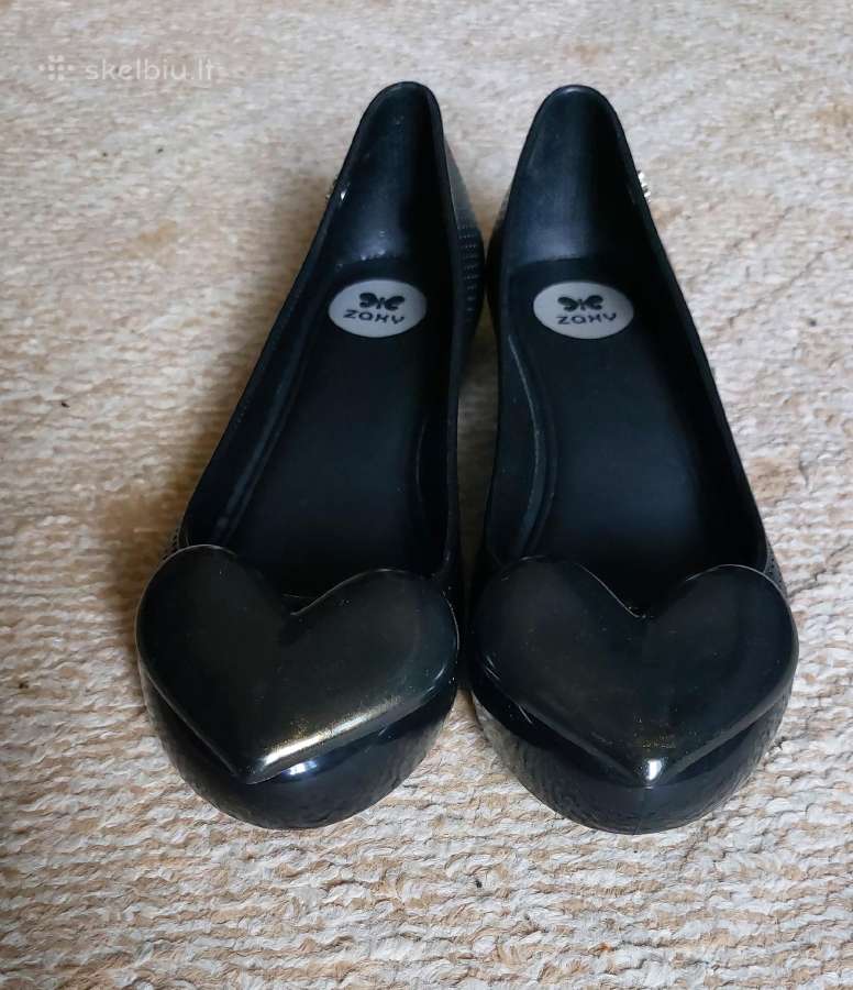 Juodos balerinos guminės