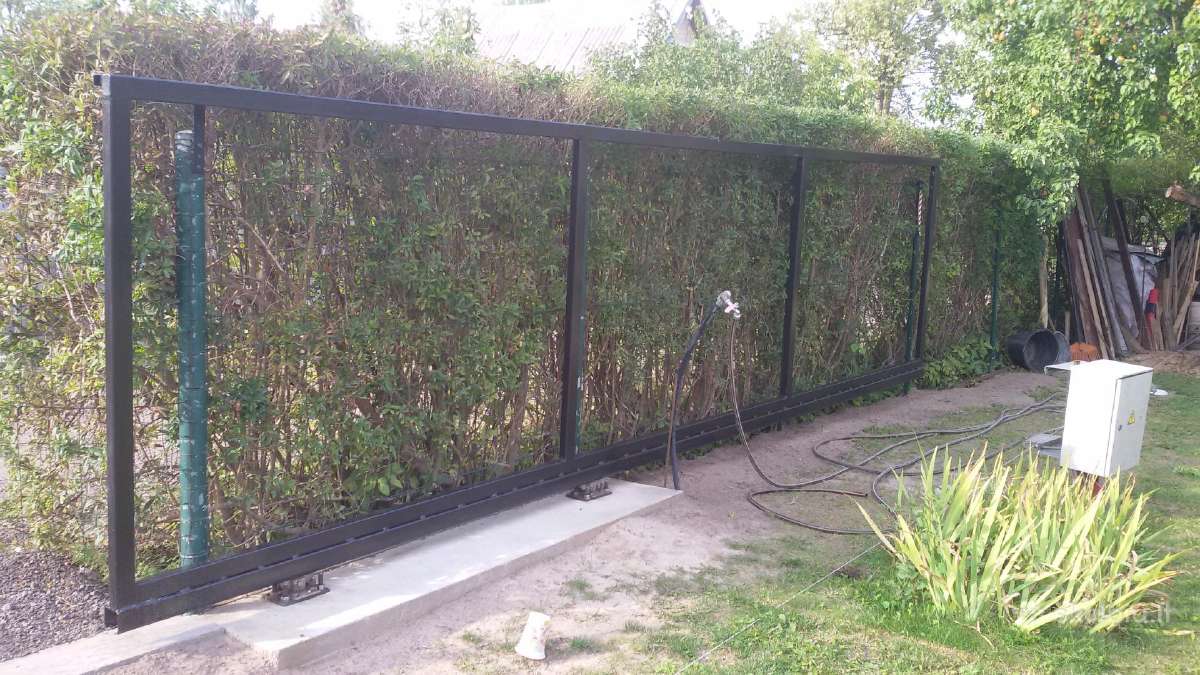 Stumdomi kiemo vartai 6m ilgio ir 1.5m aukščio