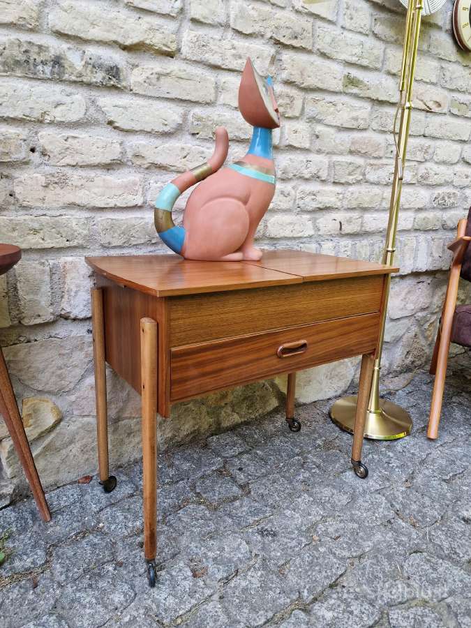 Vintažinė mid century tikmedžio komodėlė-siūlinė - nuotraukos Nr. 2