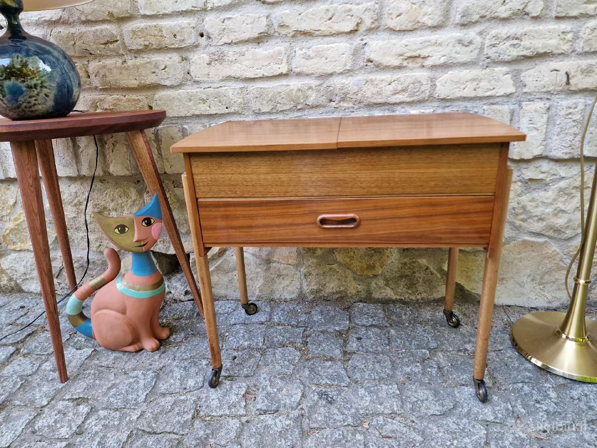 Vintažinė mid century tikmedžio komodėlė-siūlinė - nuotraukos Nr. 8