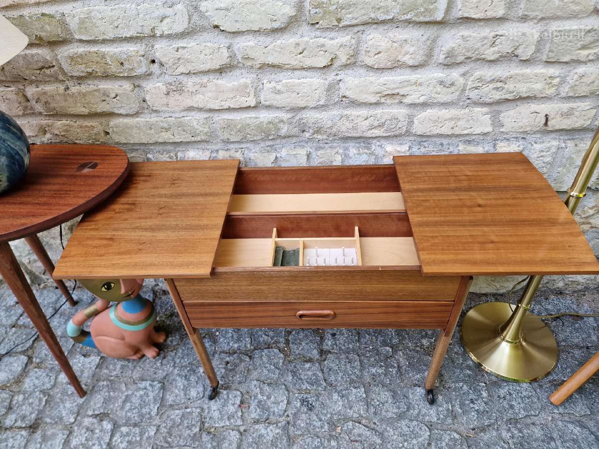 Vintažinė mid century tikmedžio komodėlė-siūlinė - nuotraukos Nr. 9