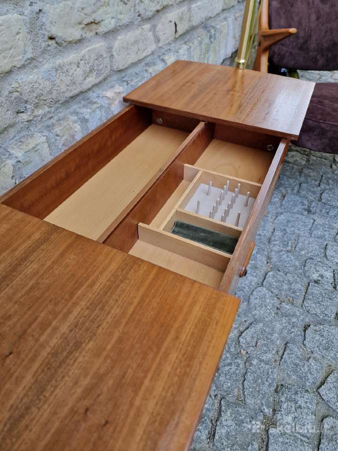 Vintažinė mid century tikmedžio komodėlė-siūlinė - nuotraukos Nr. 13