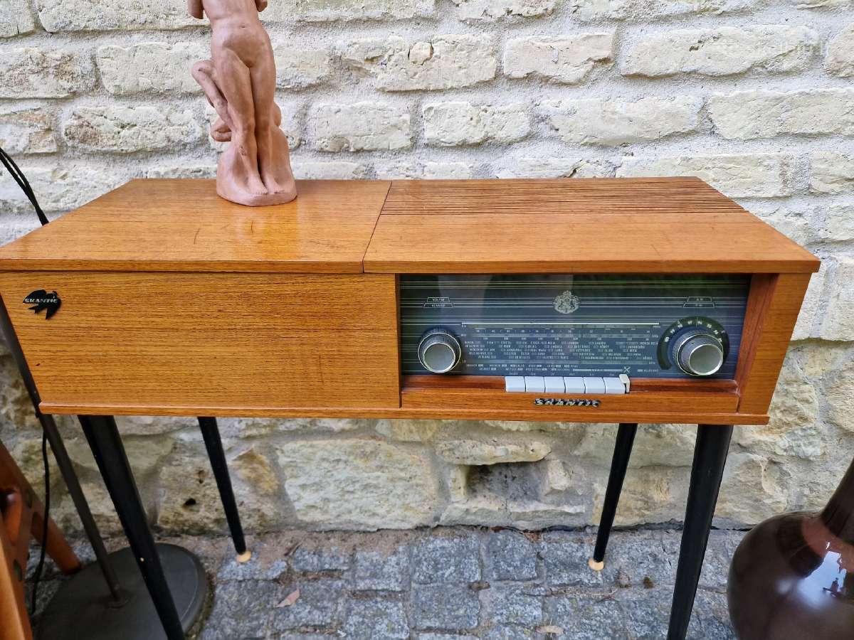 Vintažinis mid century lempinė radijo konsolė