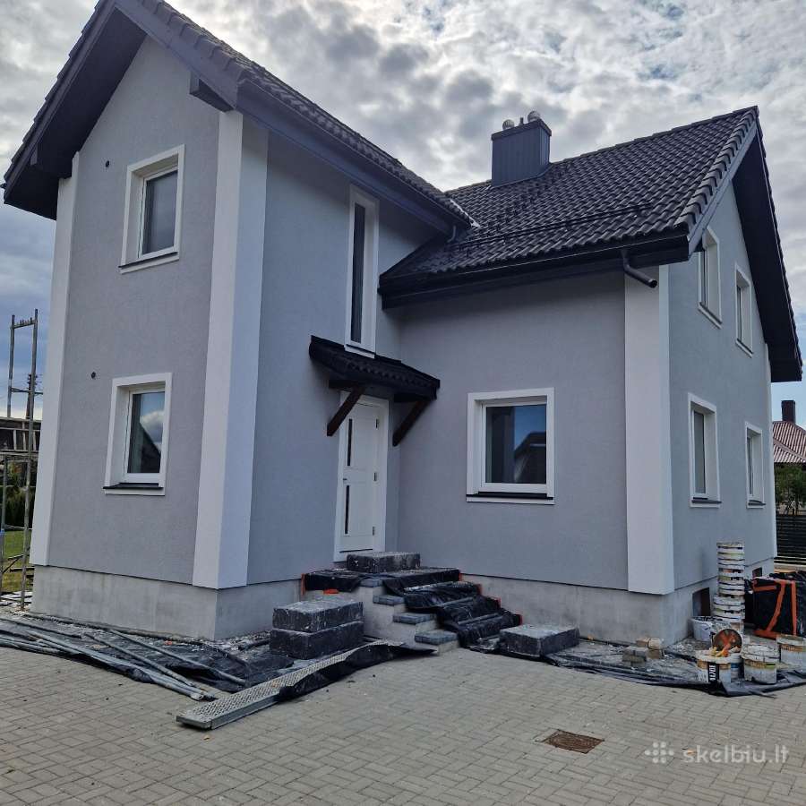 Reikalingi darbininkai prie šlapių fasadų.