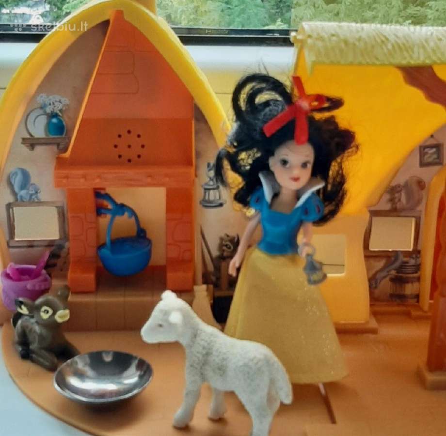 Originalus disney snieguolės namas groja muzikos