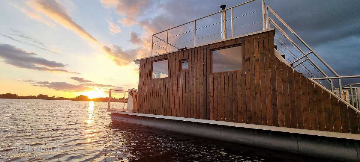 Pramoginis trimaranas, pirtis ant vandens