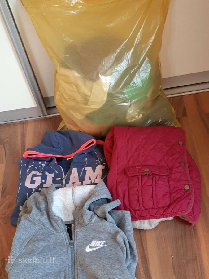 Daug bliuzonų ir kitų rūbelių kaina už visus