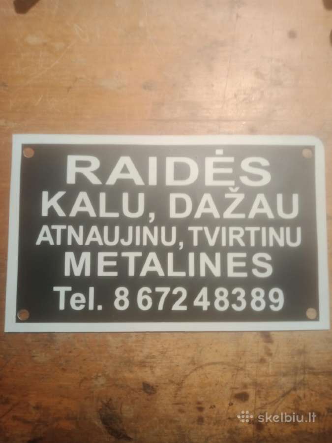 Raidžių užrašų kalimas ant paminklo kapinėse - nuotraukos Nr. 2