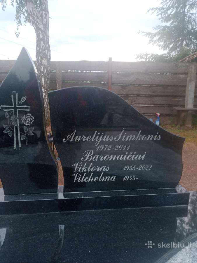 Raidžių užrašų kalimas ant paminklo kapinėse