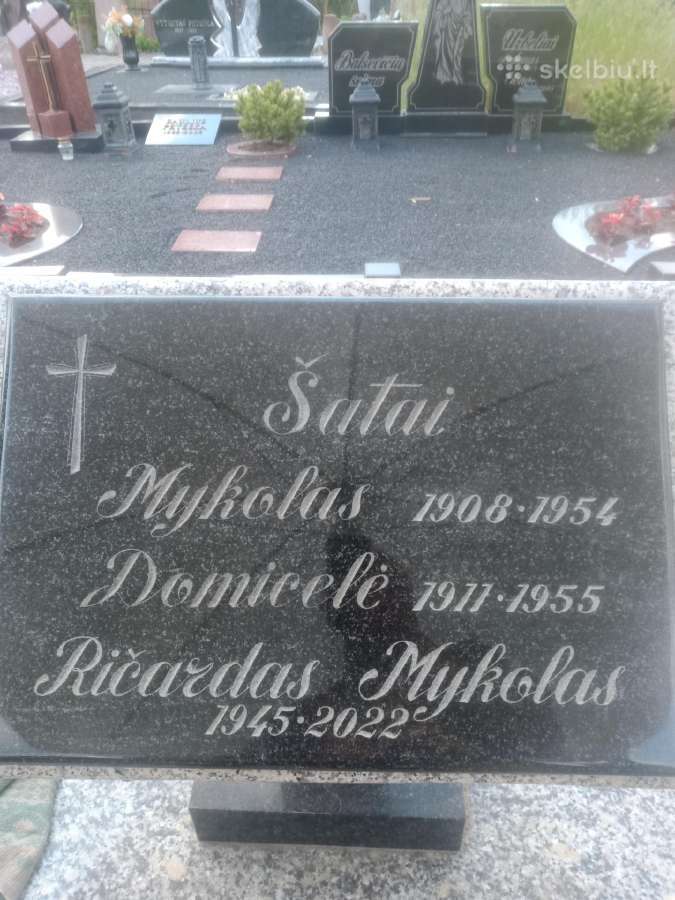 Raidžių užrašų kalimas ant paminklo kapinėse - nuotraukos Nr. 4