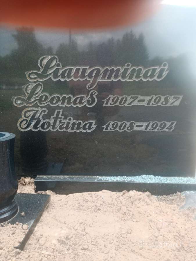 Raidžių užrašų kalimas ant paminklo kapinėse - nuotraukos Nr. 5