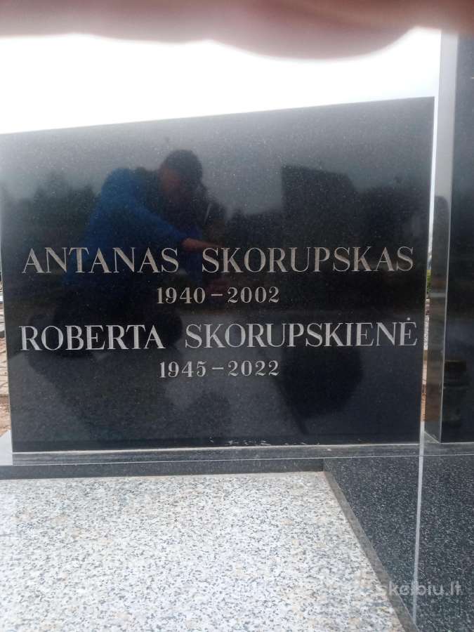 Raidžių užrašų kalimas ant paminklo kapinėse - nuotraukos Nr. 9