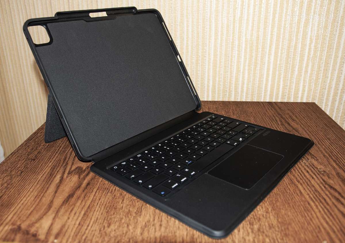 Deklas su klaviatura iPad 13.6 "