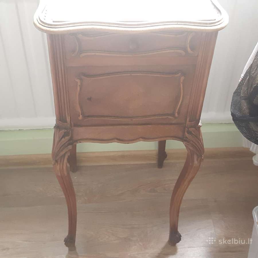 Azuolinė komodėlė restauracijai