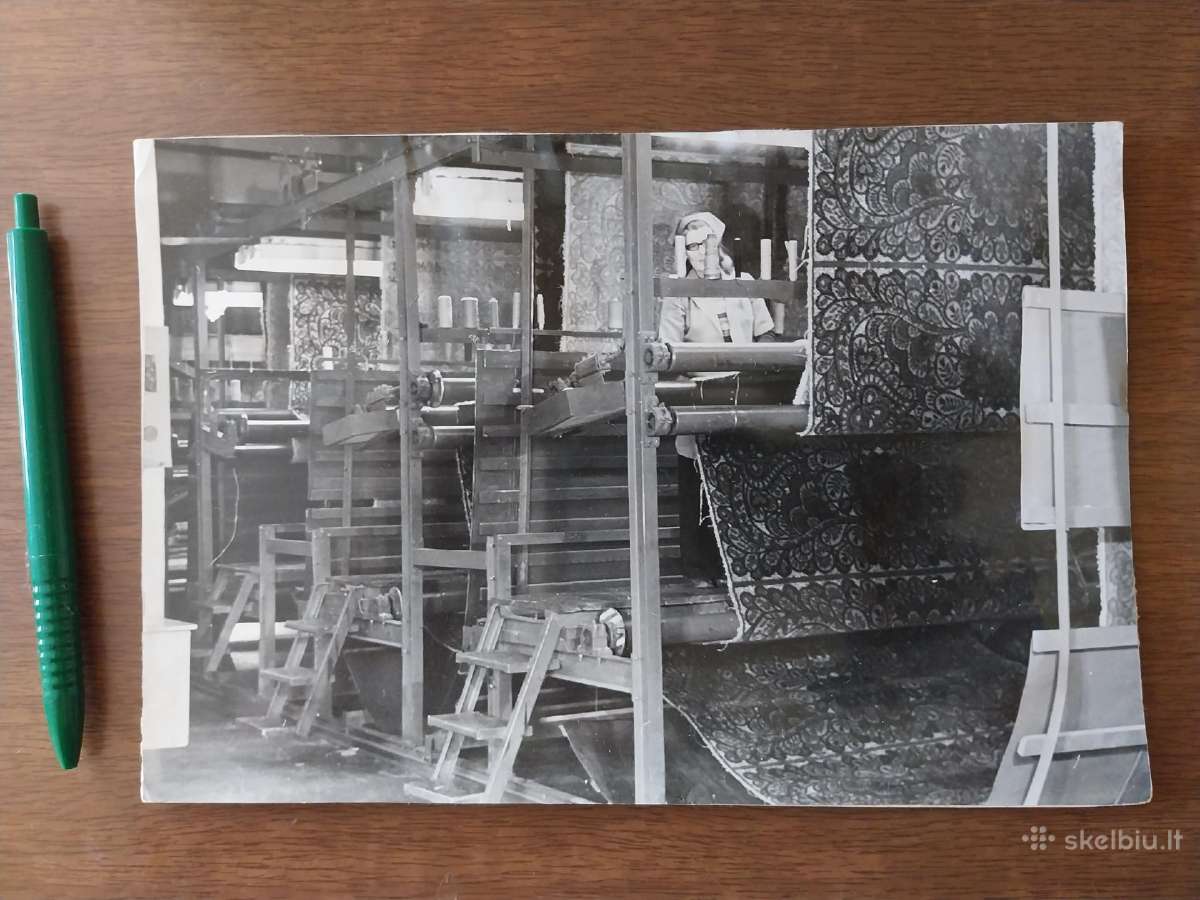 Lentvario kilimų fabrikas. Dvi Nuotraukos