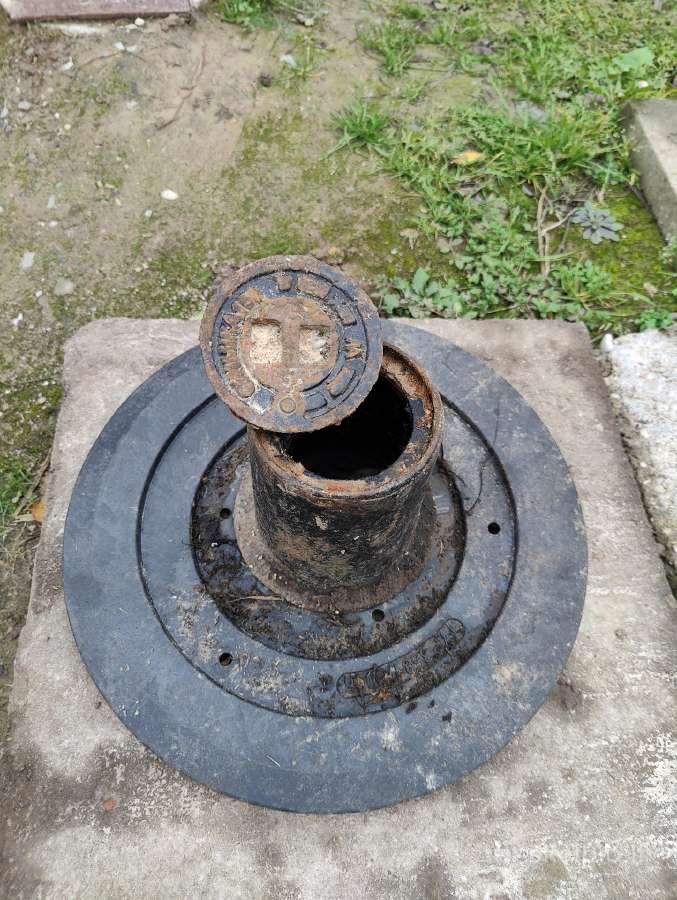 Vandens sklendės dangtis - šulinys