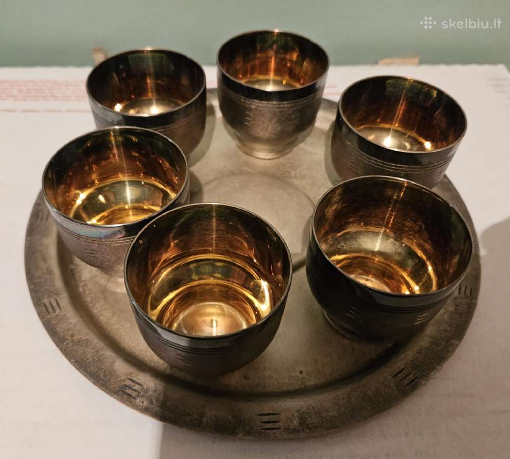Vintažinis rinkinys metalinių taurelių su padėklu - nuotraukos Nr. 2