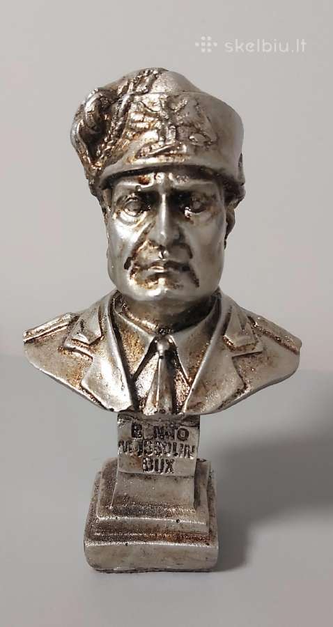 Benitas Musolinis biustas