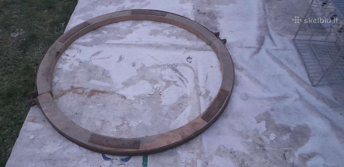 Mediniai lankai, sudarantys ratą, kaustyti metalu