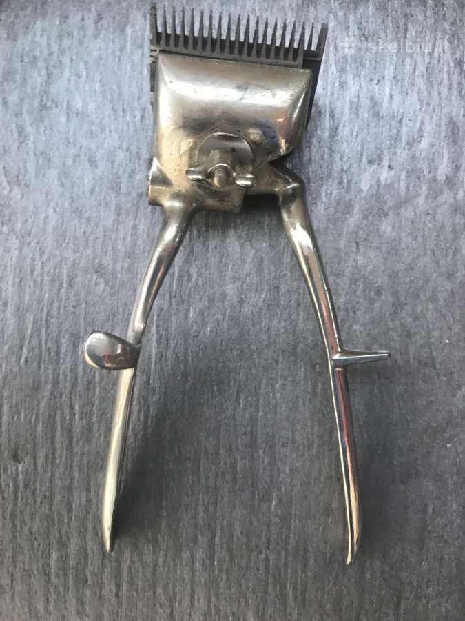 Retro plauku kirpimo masinele