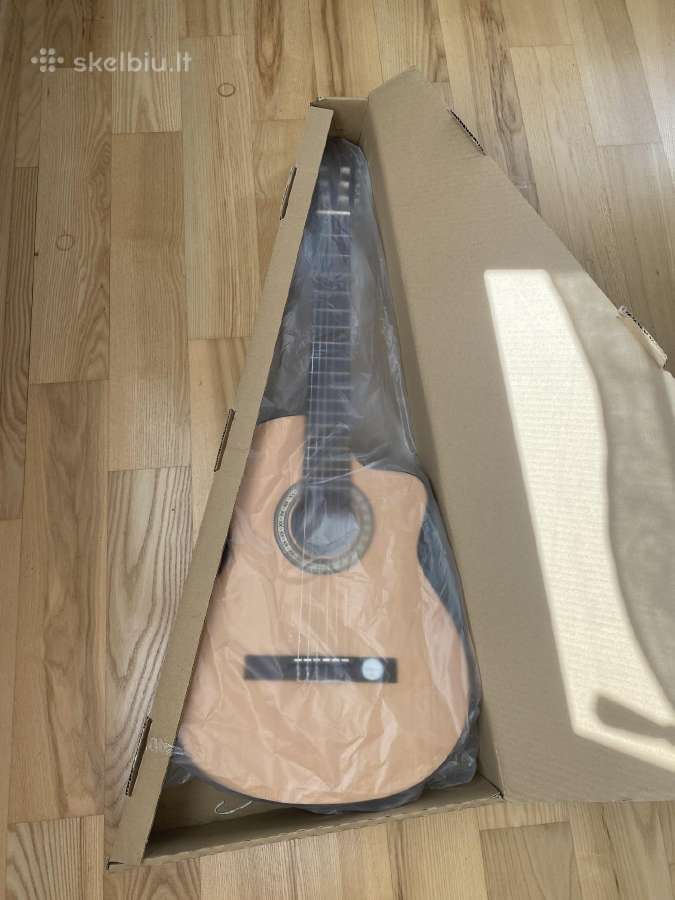 Parduodama nauja gitara su dėklu
