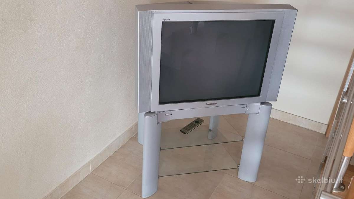 Televizorius su stikliniu staliuku