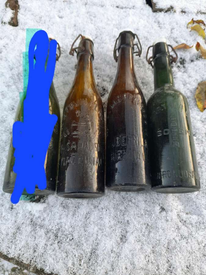 3 tarpukario buteliai