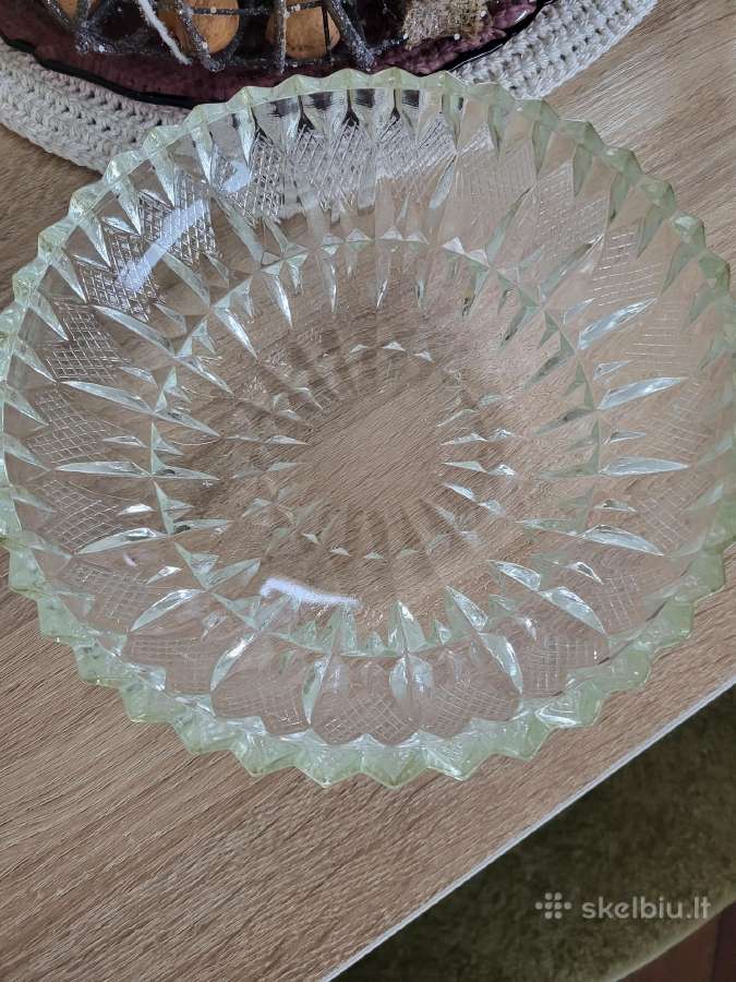 Stiklinis vintažinis dubuo salotoms