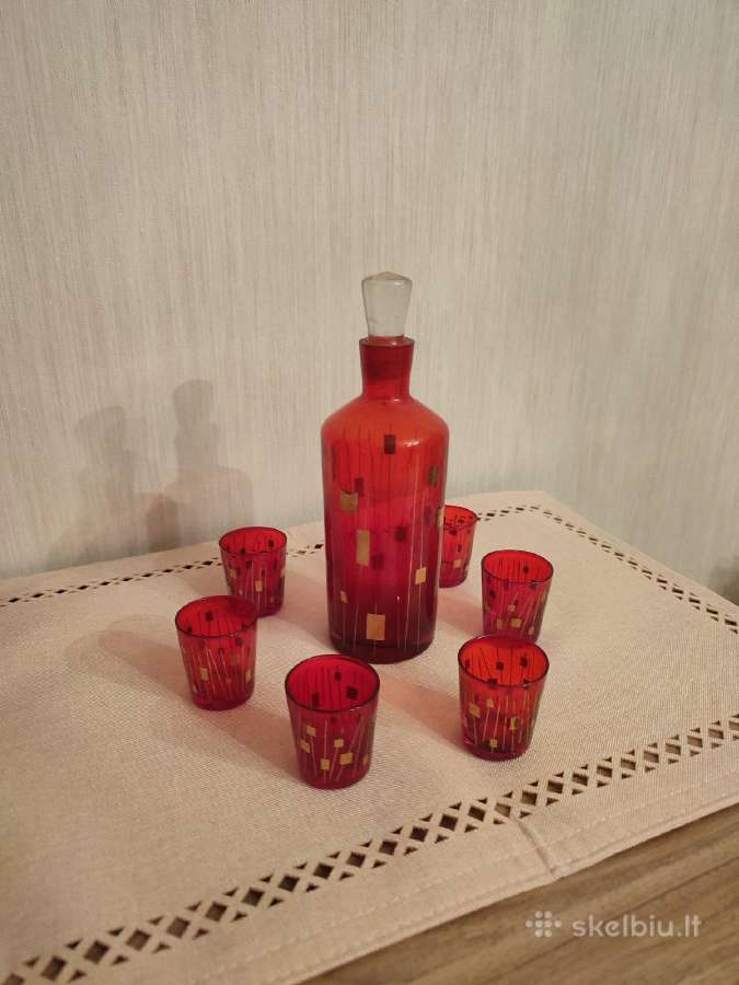 Bohemiškas spalvotas stiklas. Grafinas ir taurelės