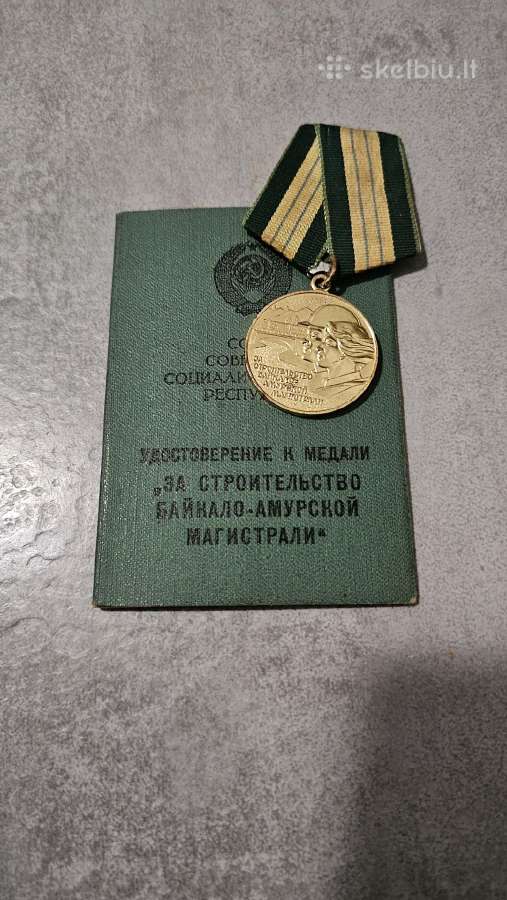Medalis su knygute.