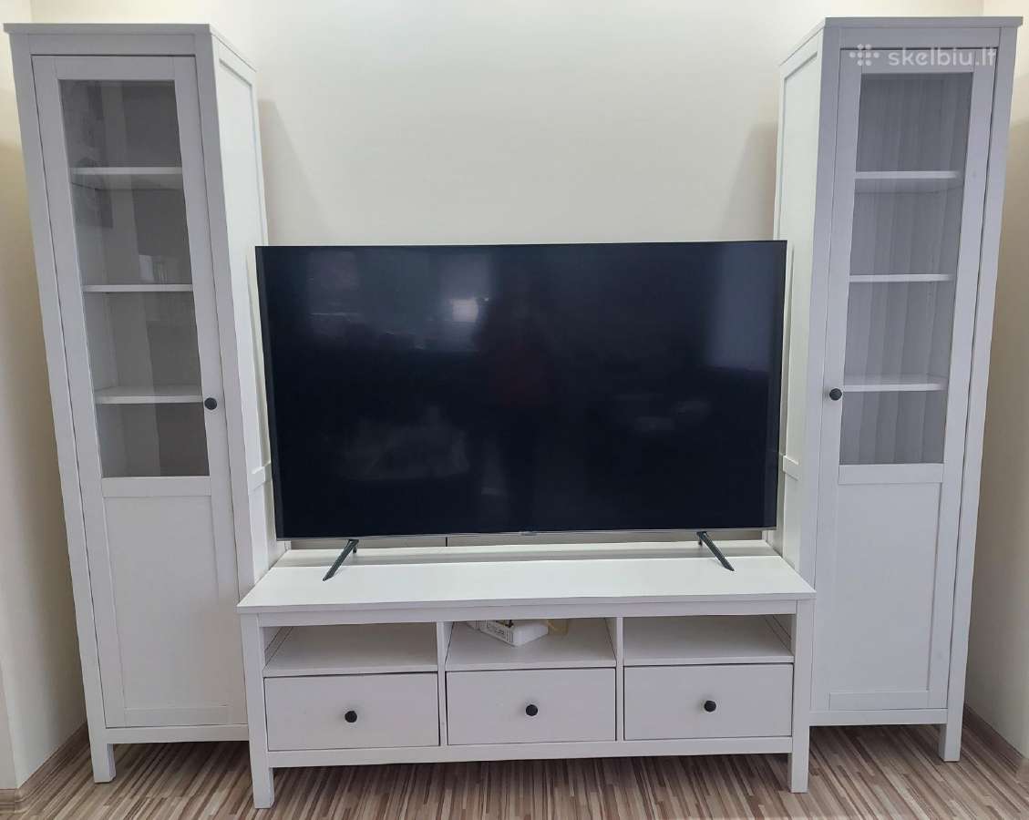 TV staliukas su šoninėmis vitrinomis