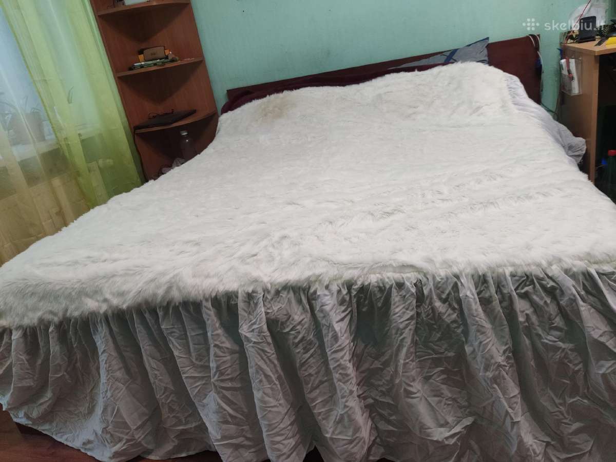 Ilgo plauko balta kailinė lovatiesė 190*160 maždau