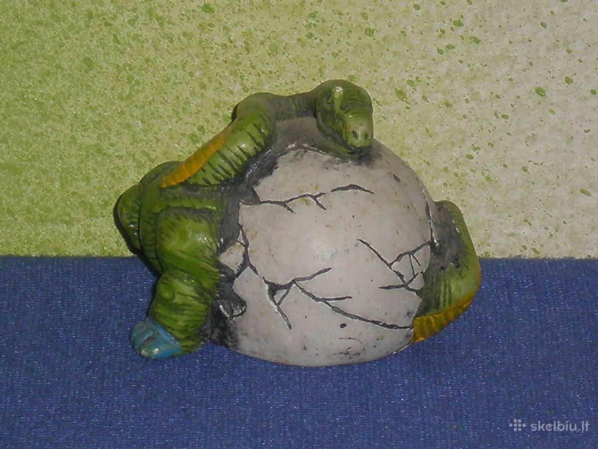 Akmeninis zalias dinozauras statulele
