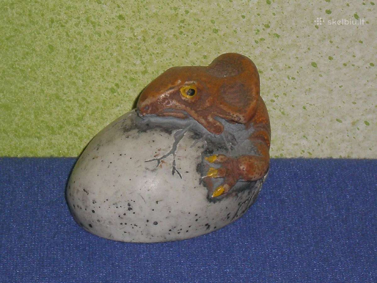 Akmeninis dinozauras statulele statula