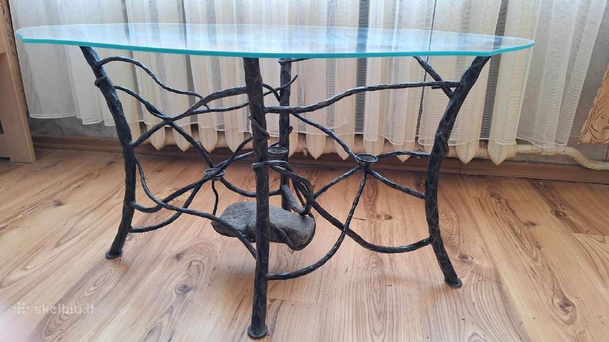 Kalvio darbo metalinis kavos staliukas su stiklu - nuotraukos Nr. 2