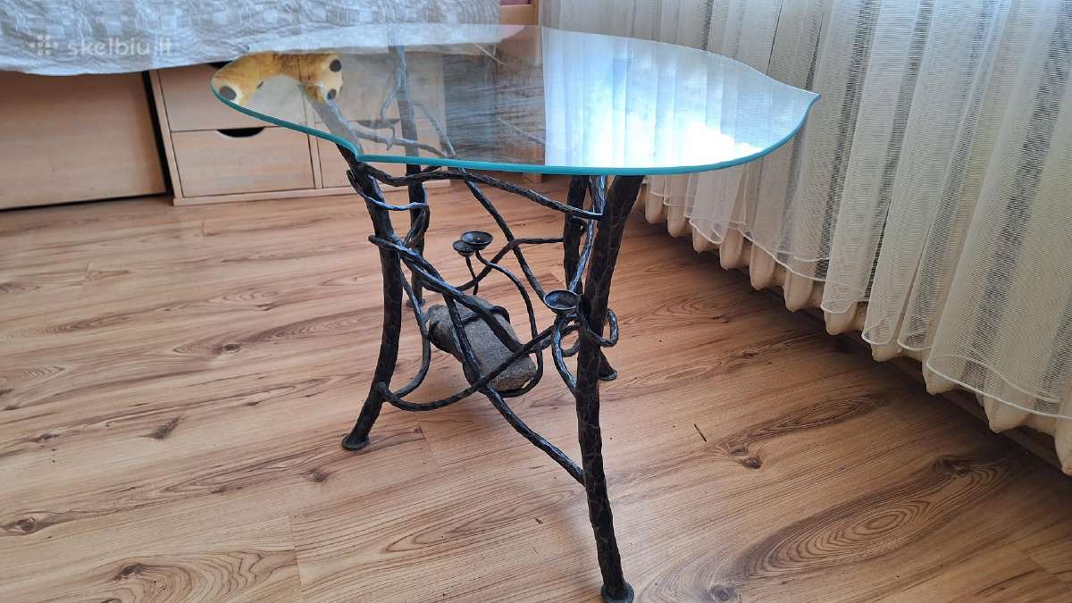 Kalvio darbo metalinis kavos staliukas su stiklu - nuotraukos Nr. 4