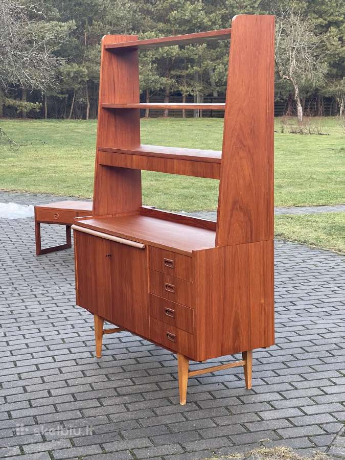 Mid-century Daniska komoda su lentynomis