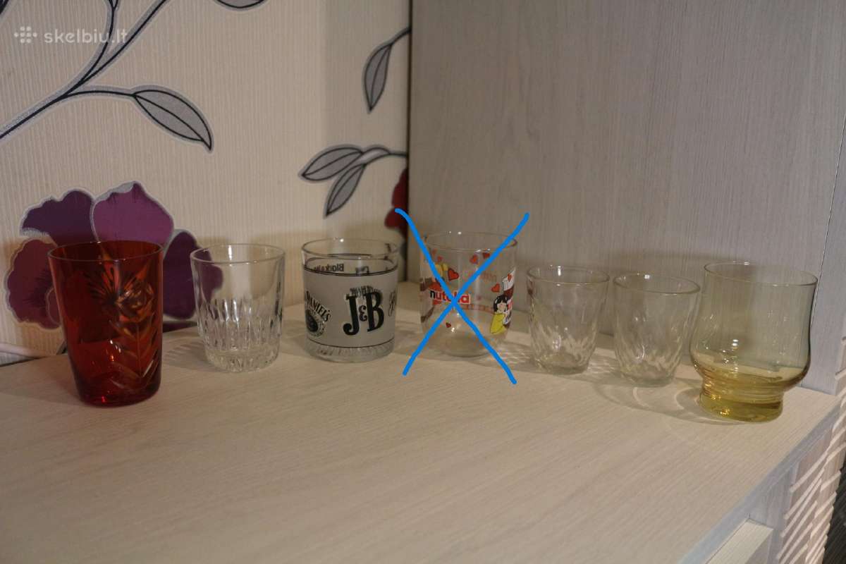 Senų,skirtingų stiklinių likučiai