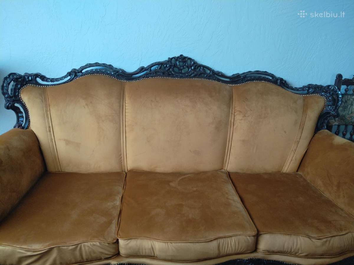 Sofa medinių rėmu