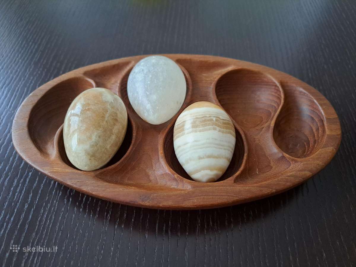 Onikso kiausiniai su dežute dožta iš medžio