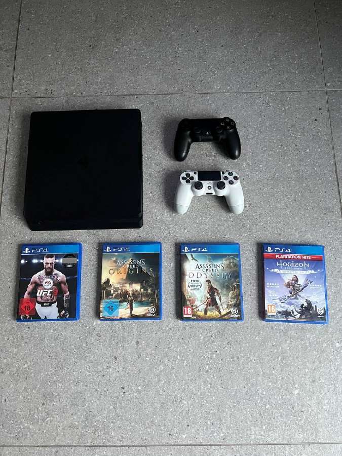 Ps4 Slim 500gb su dviem pulteliais + 4 žaidimai Skelbiu.lt