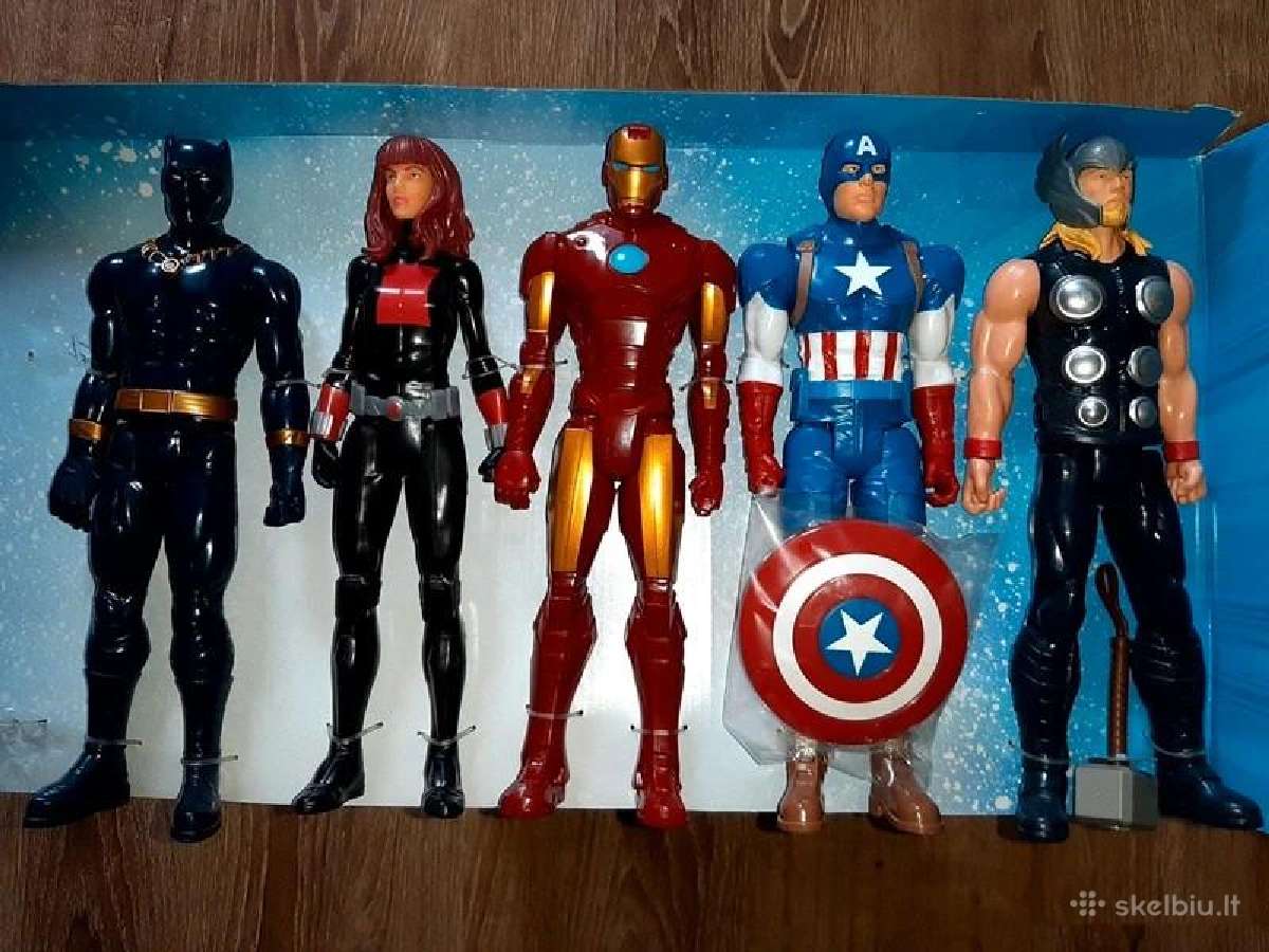 Penkios Hasbro herojų figūrėlės