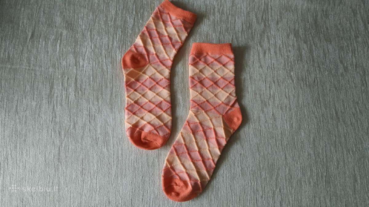 Dovanoju pirkėjai. Naujos oranžinės kojinės