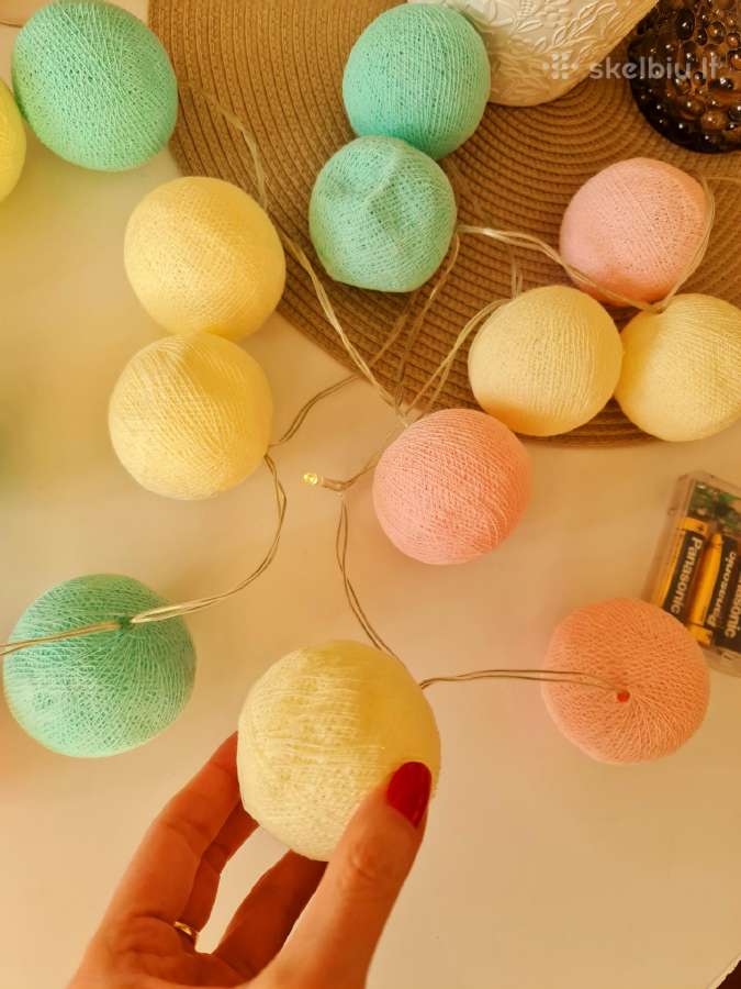 Pastelinių spalvų siūlų kamuoliukų girlianda